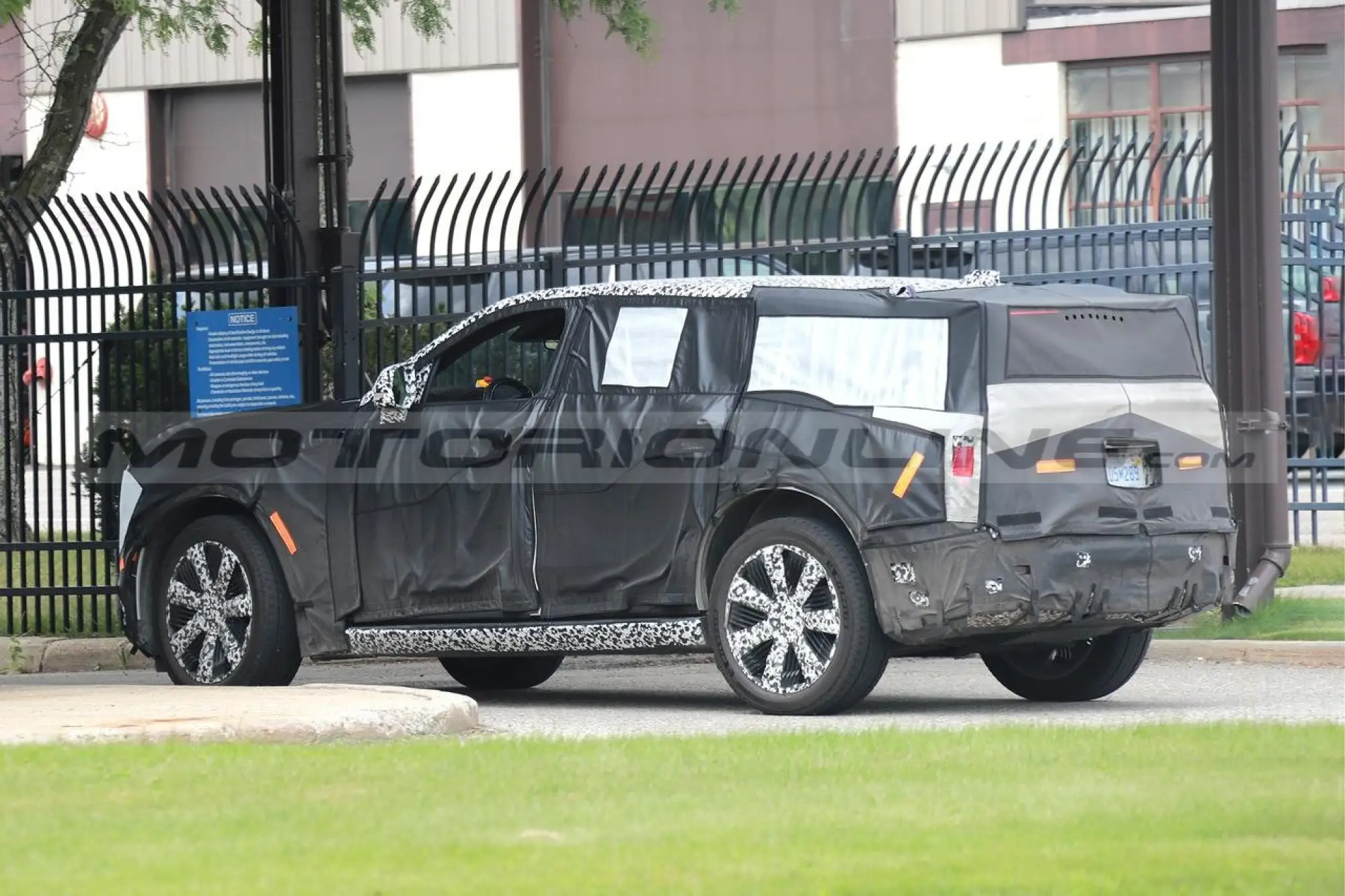 Cadillac Escalade IQ - Foto Spia 05-08-2023 - 9