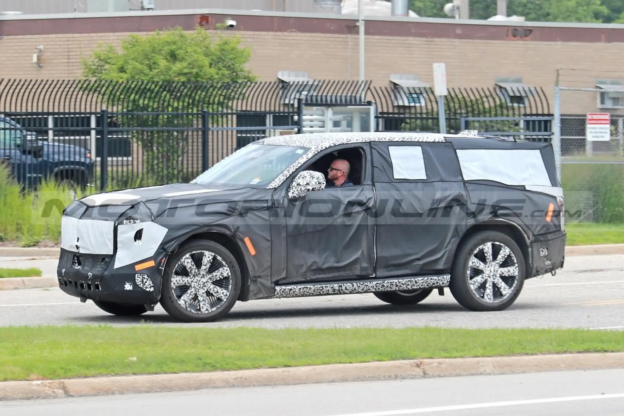 Cadillac Escalade IQ - Foto Spia 05-08-2023 - 2