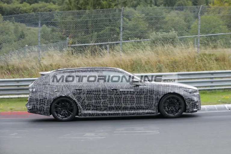 BMW M5 Touring - Foto spia 9-8-2023 - 4