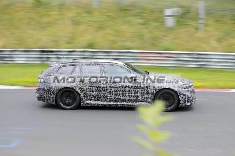 BMW M5 Touring - Foto spia 9-8-2023 - 14