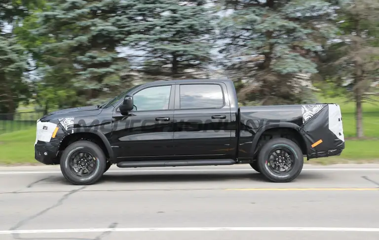 Ram 1500 Rebel 2025 - Foto spia 09-08-2023 - 7