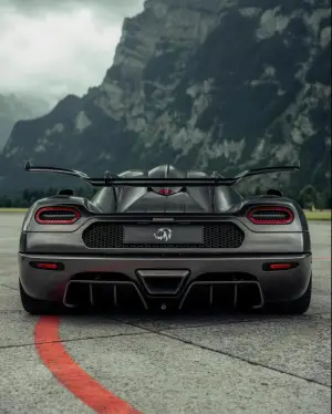 Koenigsegg Jesko, Regera e One:1 in carbonio - 10