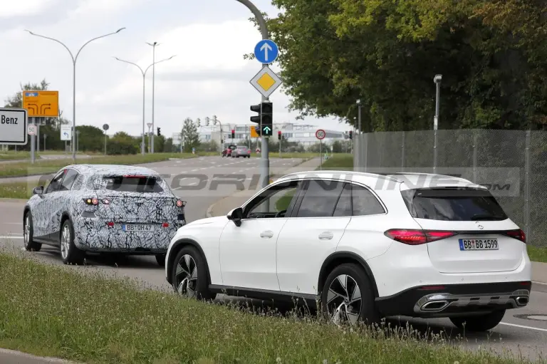 Mercedes EQC SUV - Foto Spia 22-08-2023 - 11