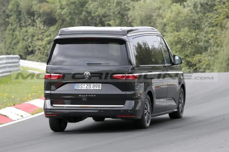 Volkswagen T7 California - Foto Spia 22-08-2023 - 1
