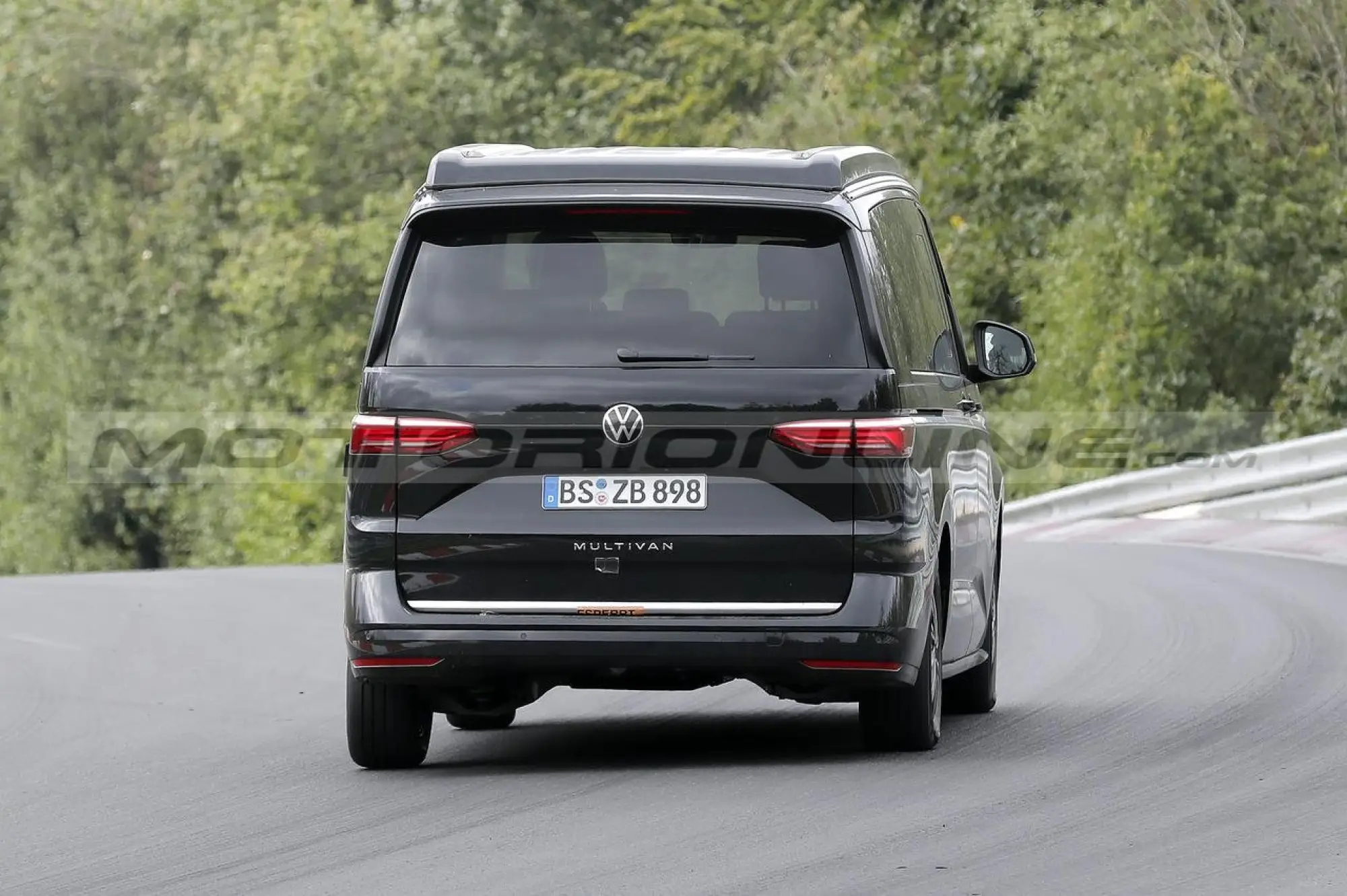 Volkswagen T7 California - Foto Spia 22-08-2023 - 6