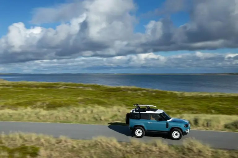 Land Rover Defender 90 Marine Blue Edition - 10