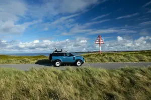 Land Rover Defender 90 Marine Blue Edition - 14