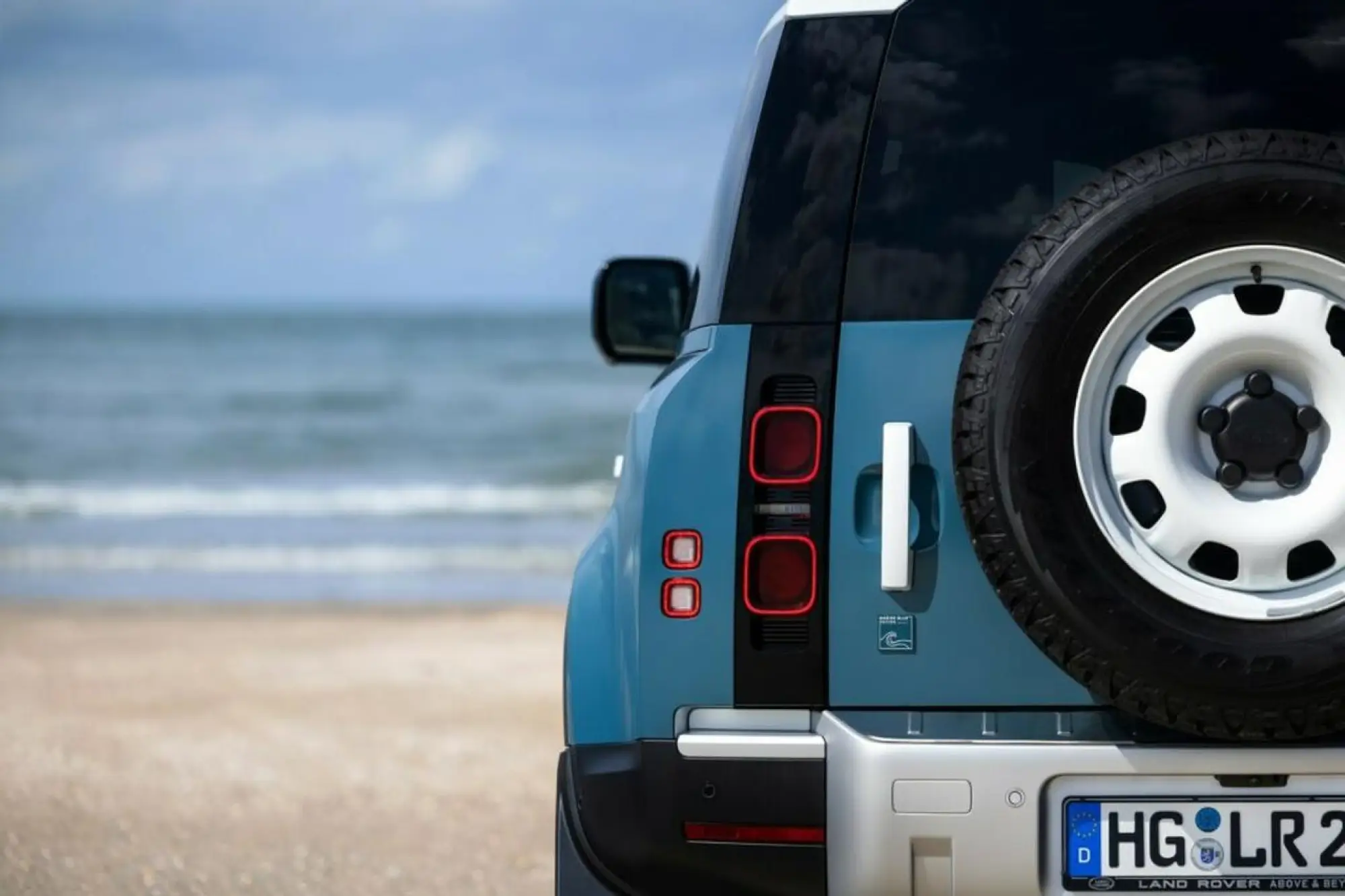 Land Rover Defender 90 Marine Blue Edition - 11