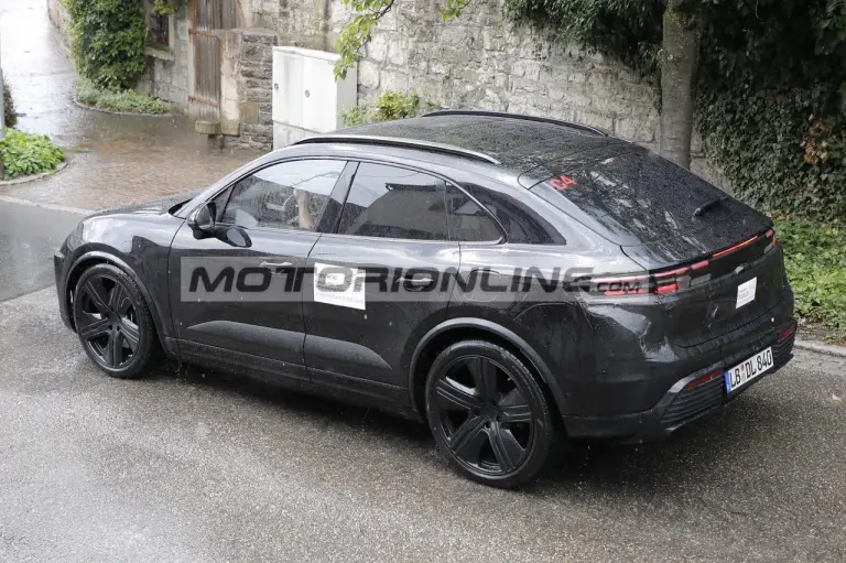 Porsche Macan EV - Foto spia 28-8-2023 - 17