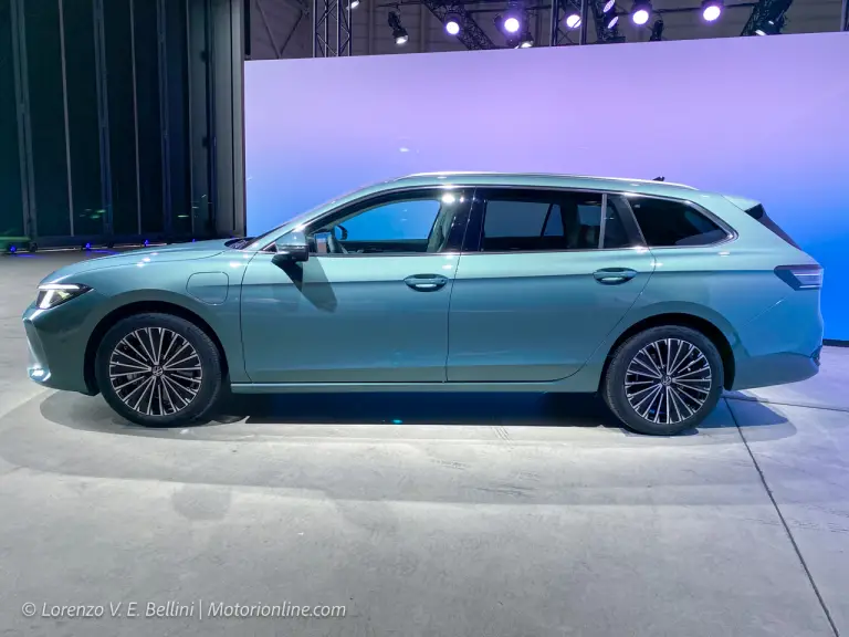 Volkswagen Passat Variant 2024 - Foto dal vivo - 14