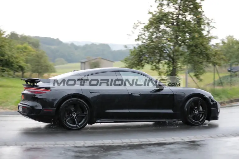 Porsche Taycan GT - Foto spia 14-9-2023 - 12
