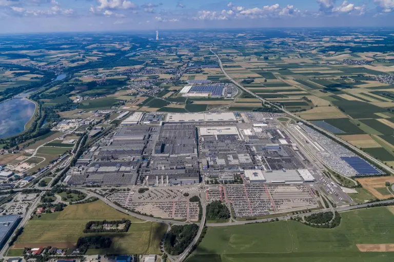 BMW stabilimento Dingolfing 50 anni - 3