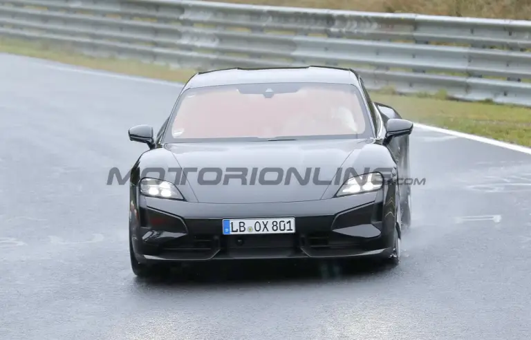 Porsche Taycan 2024 - Foto spia 25-10-2023 - 1