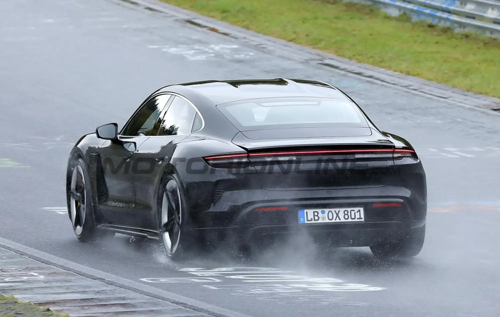Porsche Taycan 2024 - Foto spia 25-10-2023 - 9