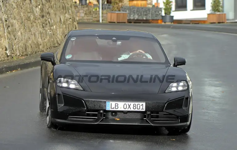 Porsche Taycan 2024 - Foto spia 25-10-2023 - 15
