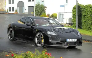 Porsche Taycan 2024 - Foto spia 25-10-2023 - 10