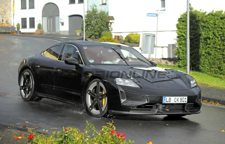 Porsche Taycan 2024 - Foto spia 25-10-2023 - 10