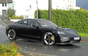 Porsche Taycan 2024 - Foto spia 25-10-2023 - 13