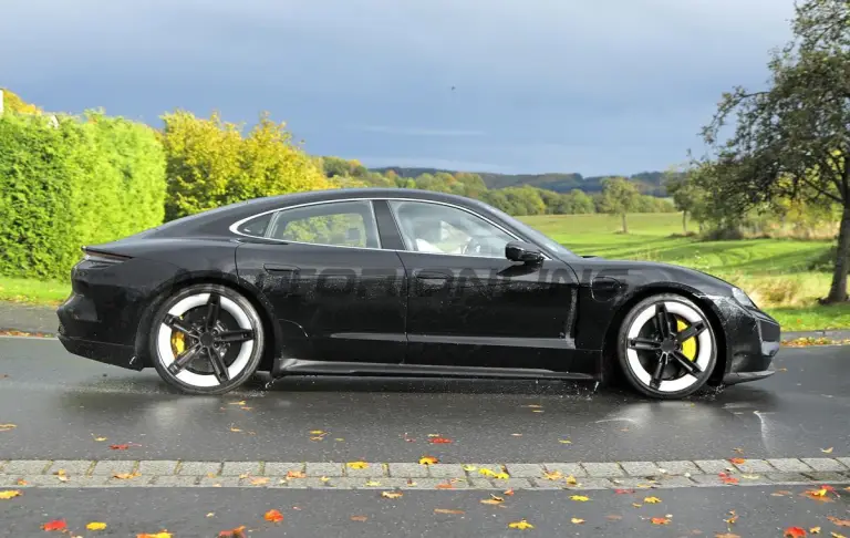 Porsche Taycan 2024 - Foto spia 25-10-2023 - 18