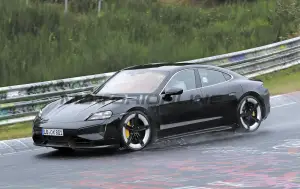 Porsche Taycan 2024 - Foto spia 25-10-2023 - 12