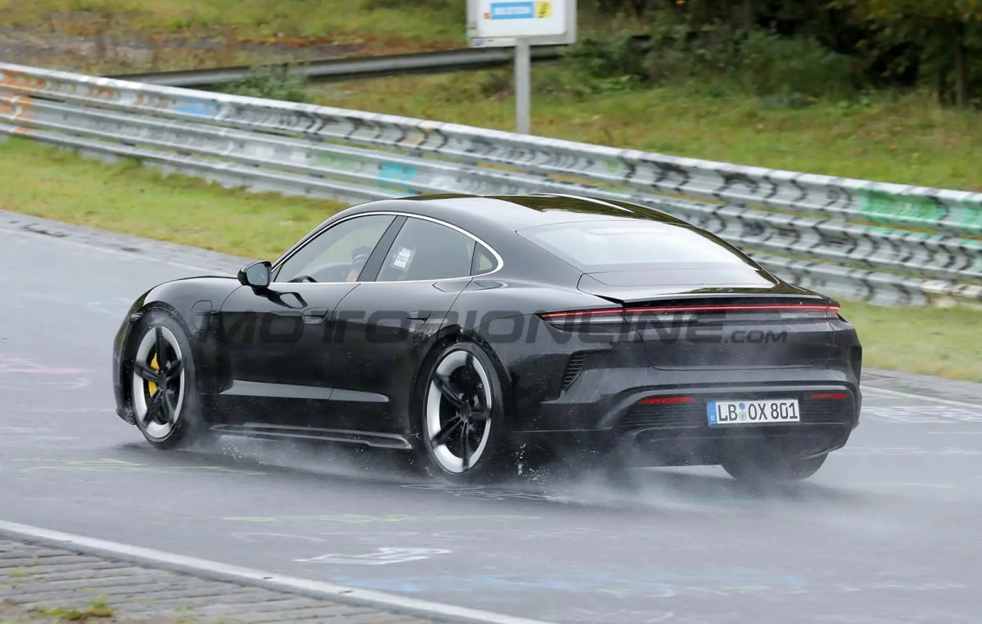 Porsche Taycan 2024 - Foto spia 25-10-2023 - 7