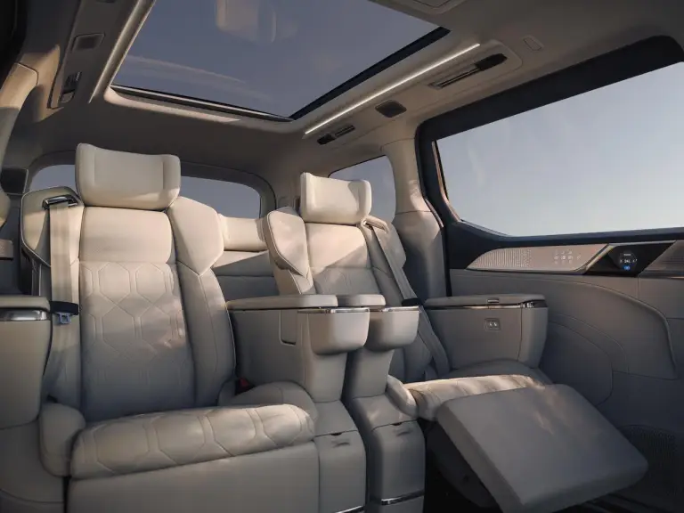 Volvo EM90 - 2