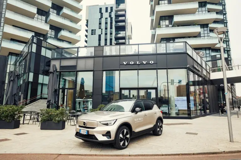 Volvo murale natalizio Milano Portanuova - 16