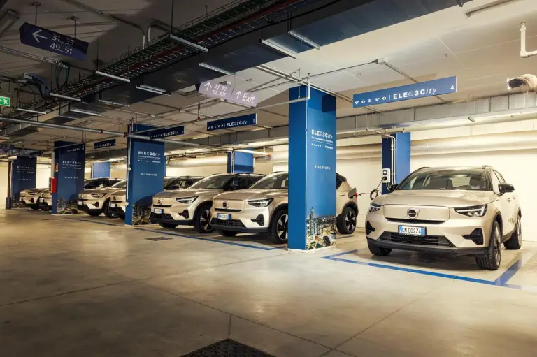 Volvo murale natalizio Milano Portanuova - 10