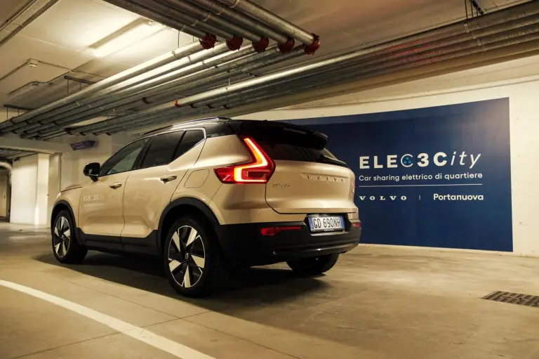 Volvo murale natalizio Milano Portanuova - 12