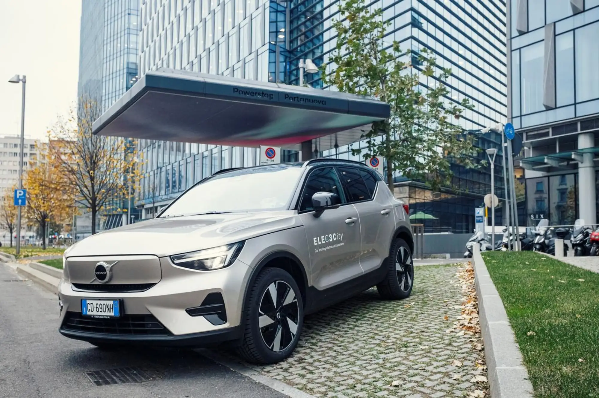 Volvo murale natalizio Milano Portanuova - 6