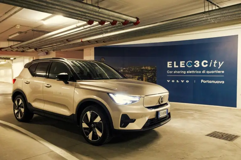 Volvo murale natalizio Milano Portanuova - 13
