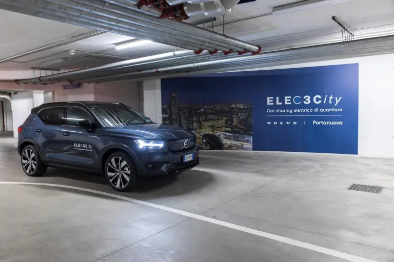 Volvo murale natalizio Milano Portanuova - 2