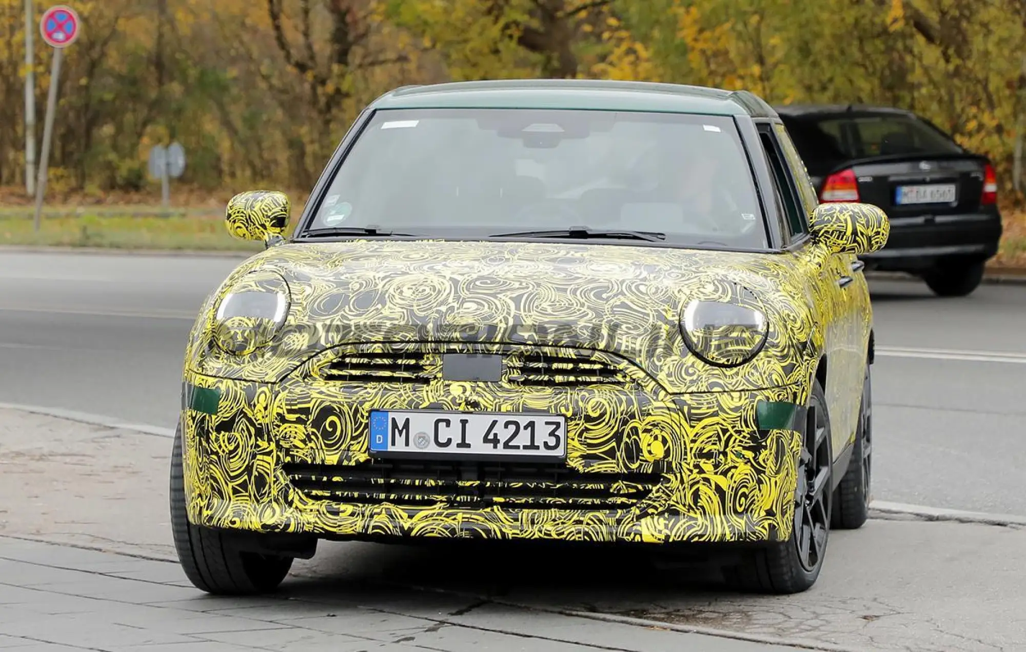 Mini Cooper 5 porte 2024 - Foto spia 23-11-2023 - 1