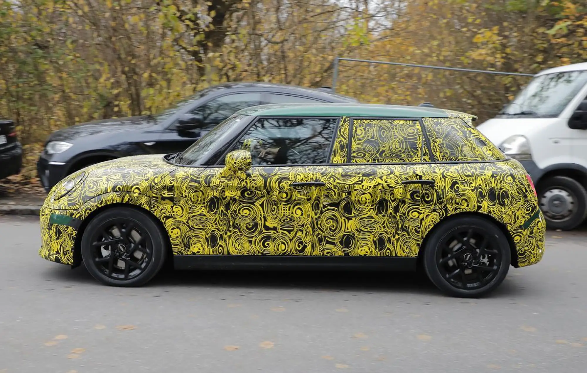 Mini Cooper 5 porte 2024 - Foto spia 23-11-2023 - 8