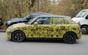 Mini Cooper 5 porte 2024 - Foto spia 23-11-2023 - 8