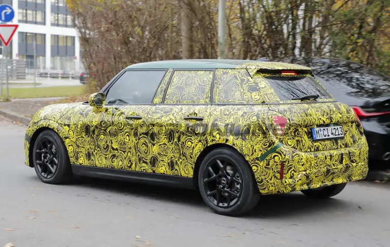 Mini Cooper 5 porte 2024 - Foto spia 23-11-2023 - 11
