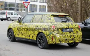 Mini Cooper 5 porte 2024 - Foto spia 23-11-2023 - 10