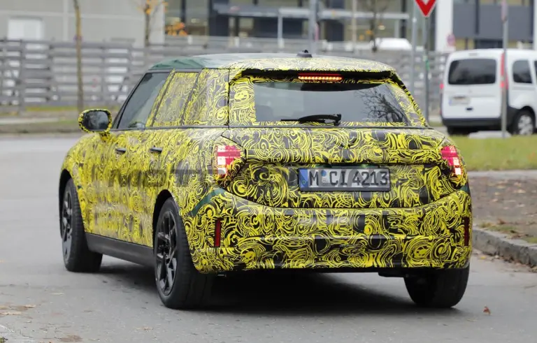 Mini Cooper 5 porte 2024 - Foto spia 23-11-2023 - 13