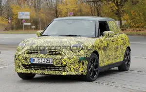 Mini Cooper 5 porte 2024 - Foto spia 23-11-2023 - 2