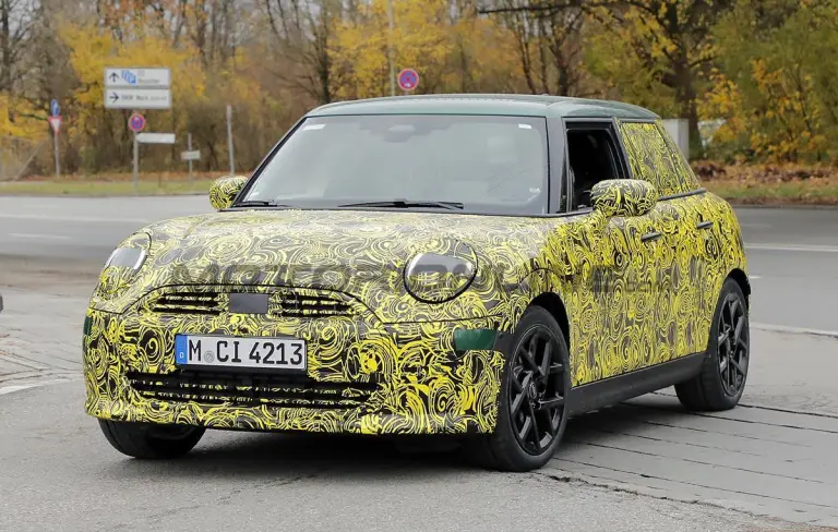 Mini Cooper 5 porte 2024 - Foto spia 23-11-2023 - 2