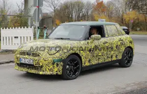 Mini Cooper 5 porte 2024 - Foto spia 23-11-2023 - 5