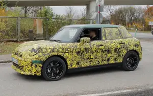 Mini Cooper 5 porte 2024 - Foto spia 23-11-2023 - 3