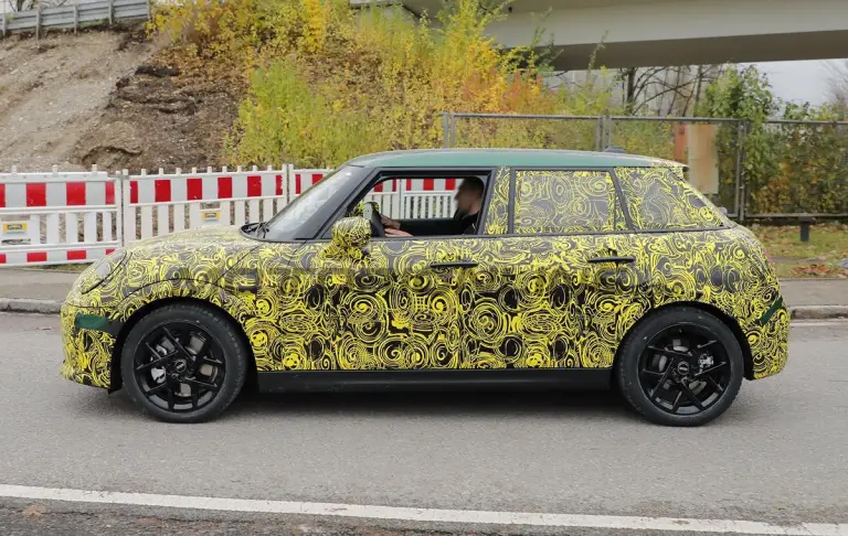 Mini Cooper 5 porte 2024 - Foto spia 23-11-2023 - 4
