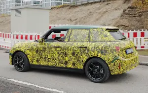 Mini Cooper 5 porte 2024 - Foto spia 23-11-2023 - 9