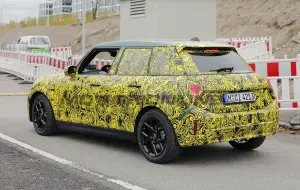 Mini Cooper 5 porte 2024 - Foto spia 23-11-2023 - 7
