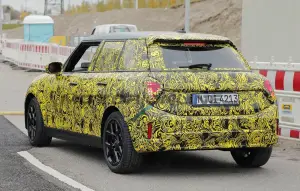Mini Cooper 5 porte 2024 - Foto spia 23-11-2023 - 12