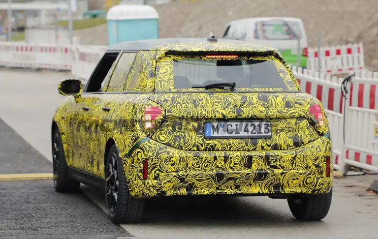 Mini Cooper 5 porte 2024 - Foto spia 23-11-2023 - 6