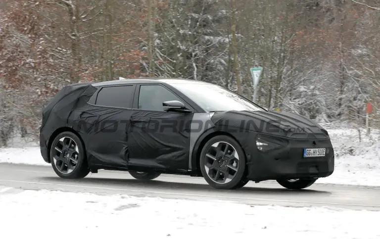 Kia EV6 2025 - Foto spia 30-11-2023 - 3