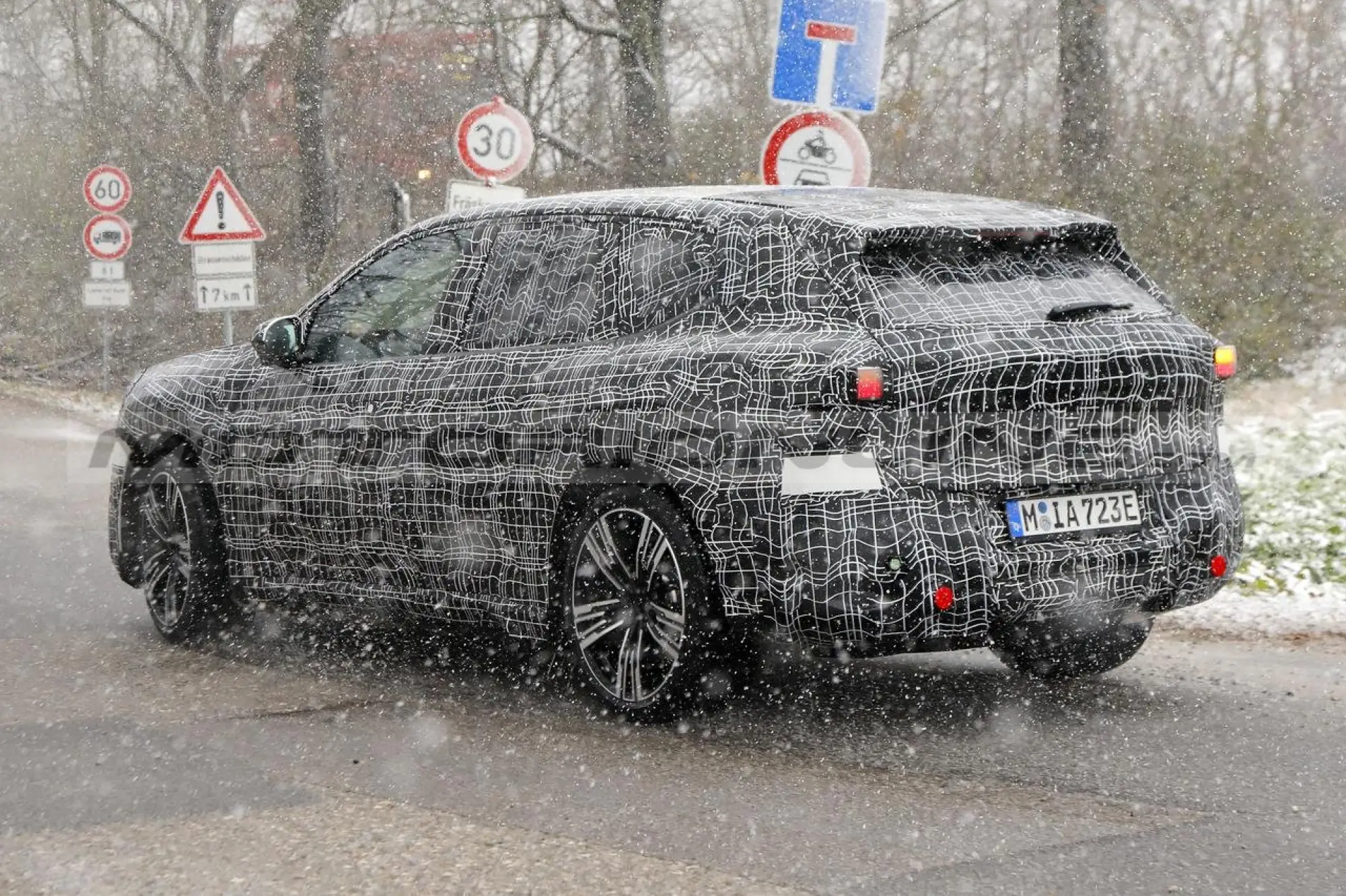 BMW iX3 2025 - Foto Spia 09-12-2023 - 7