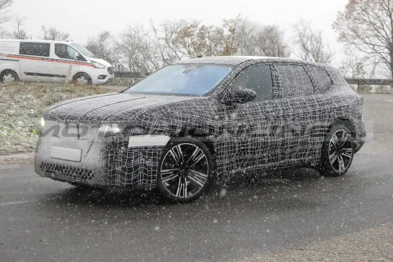 BMW iX3 2025 - Foto Spia 09-12-2023 - 3